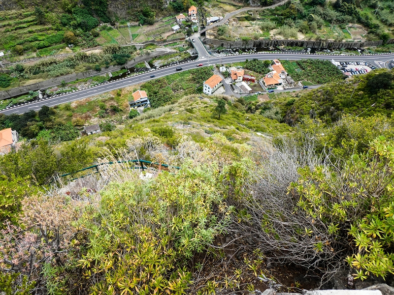 10.05.2019 Von Meia Legua nach Pomar de Rocha, auf die Levada do Lombo do Mouro und Abstieg über Furnas — Der schön renovierte Abstiegsweg nach Meia Legua mit den atemberaubenden Aussichten — Foto 17