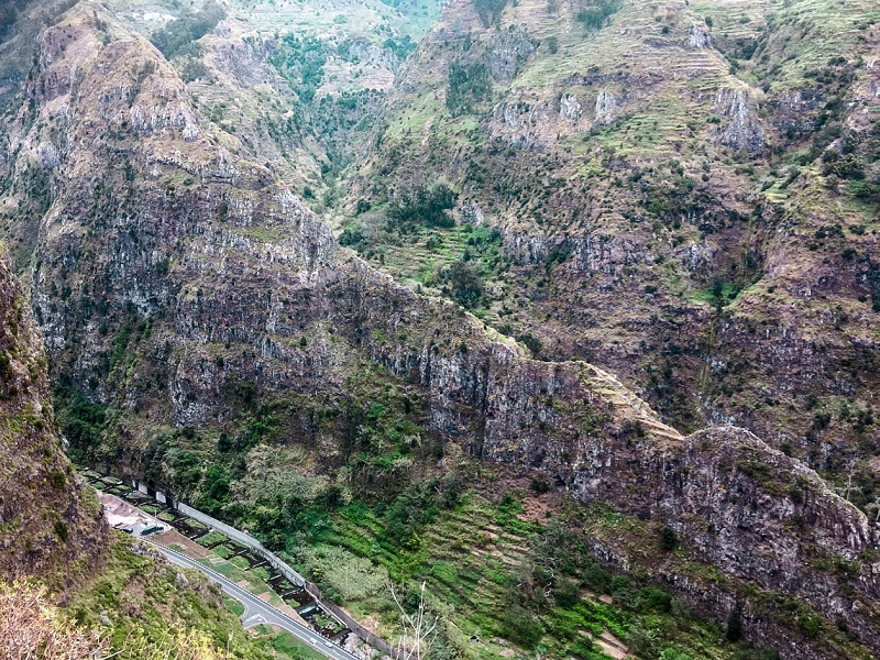 10.05.2019 Von Meia Legua nach Pomar de Rocha, auf die Levada do Lombo do Mouro und Abstieg über Furnas — Der schön renovierte Abstiegsweg nach Meia Legua mit den atemberaubenden Aussichten — Foto 18