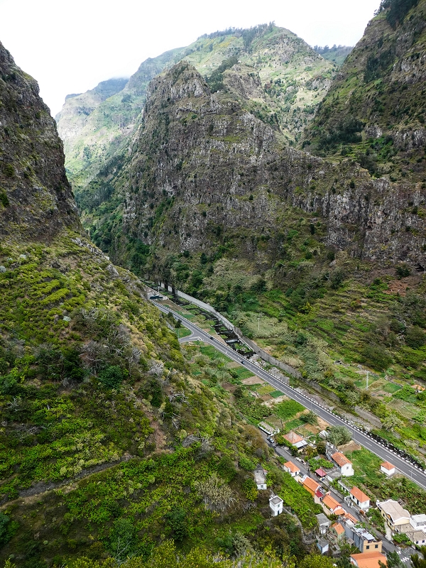 10.05.2019 Von Meia Legua nach Pomar de Rocha, auf die Levada do Lombo do Mouro und Abstieg über Furnas — Der schön renovierte Abstiegsweg nach Meia Legua mit den atemberaubenden Aussichten — Foto 20