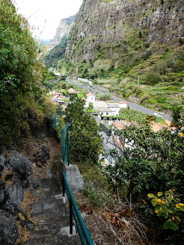 10.05.2019 Von Meia Legua nach Pomar de Rocha, auf die Levada do Lombo do Mouro und Abstieg über Furnas — Der schön renovierte Abstiegsweg nach Meia Legua mit den atemberaubenden Aussichten — Foto 21