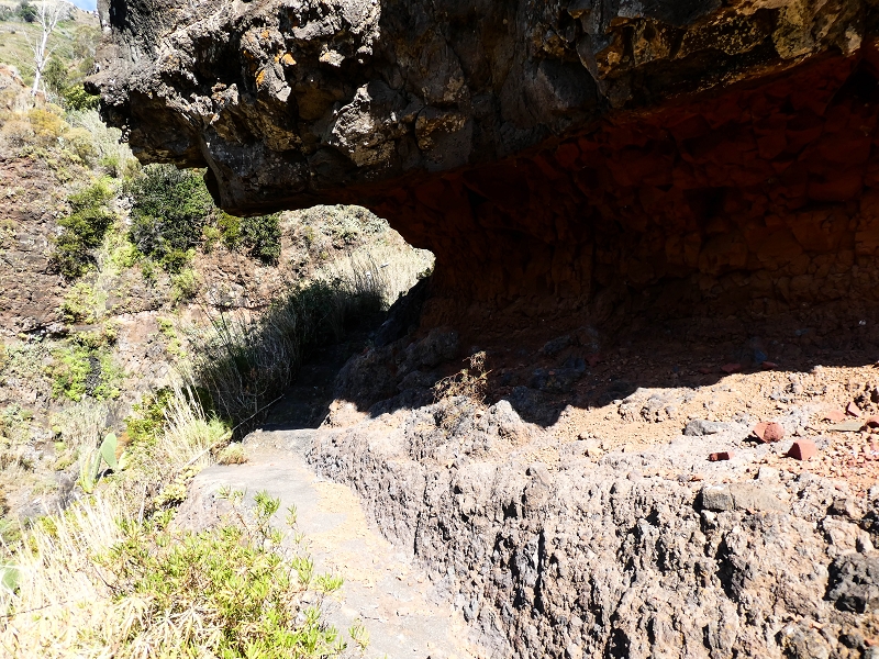 10.05.2019 Von Meia Legua nach Pomar de Rocha, auf die Levada do Lombo do Mouro und Abstieg über Furnas — Aufstieg zum überhängenden Felsblock — Foto 19