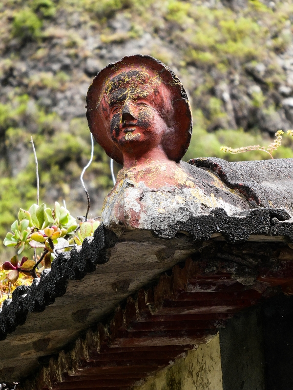 10.05.2019 Von Meia Legua nach Pomar de Rocha, auf die Levada do Lombo do Mouro und Abstieg über Furnas — Der schön renovierte Abstiegsweg nach Meia Legua mit den atemberaubenden Aussichten — Foto 23