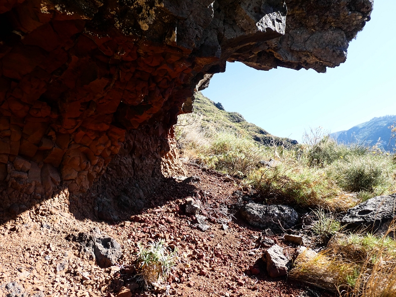 10.05.2019 Von Meia Legua nach Pomar de Rocha, auf die Levada do Lombo do Mouro und Abstieg über Furnas — Aufstieg zum überhängenden Felsblock — Foto 20