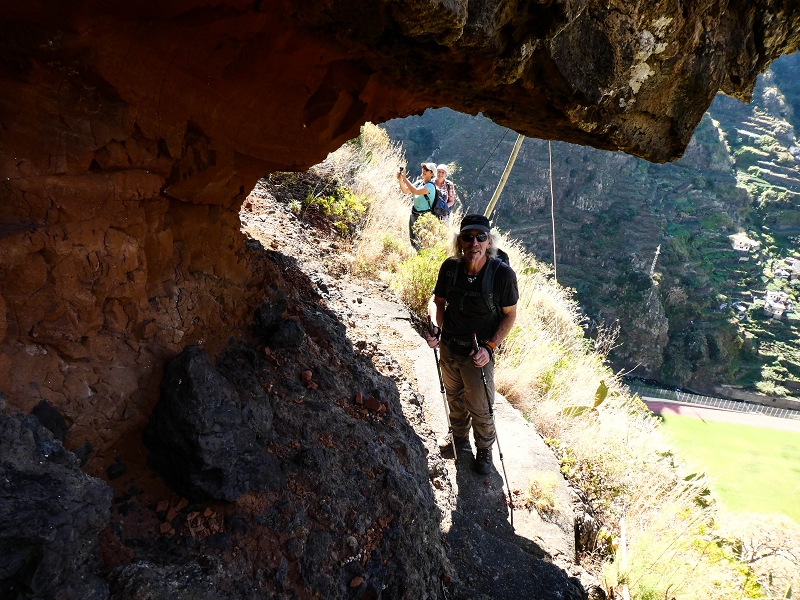 10.05.2019 Von Meia Legua nach Pomar de Rocha, auf die Levada do Lombo do Mouro und Abstieg über Furnas — Aufstieg zum überhängenden Felsblock — Foto 21