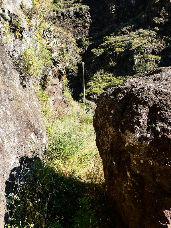 10.05.2019 Von Meia Legua nach Pomar de Rocha, auf die Levada do Lombo do Mouro und Abstieg über Furnas — Aufstieg zum überhängenden Felsblock — Foto 2