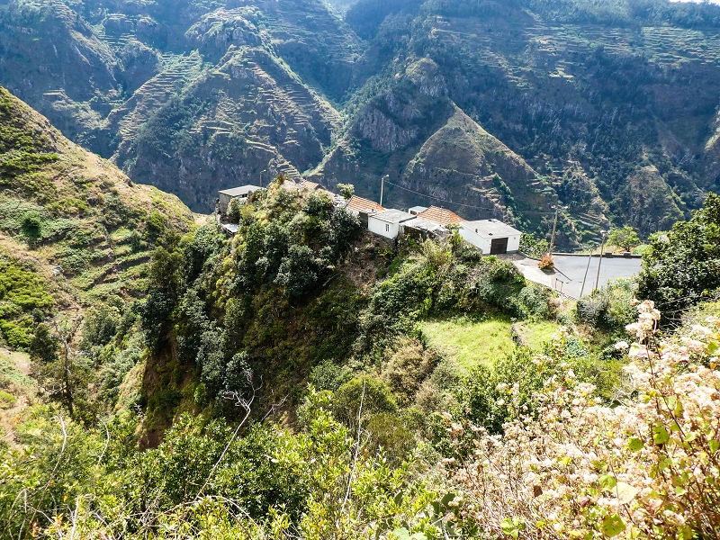 10.05.2019 Von Meia Legua nach Pomar de Rocha, auf die Levada do Lombo do Mouro und Abstieg über Furnas — Aufstieg ins Tal der Ribeira dos Fontes zum Ende der Stichstrasse — Foto 6