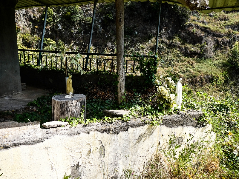 10.05.2019 Von Meia Legua nach Pomar de Rocha, auf die Levada do Lombo do Mouro und Abstieg über Furnas — Aufstieg ins Tal der Ribeira dos Fontes zum Ende der Stichstrasse — Foto 8