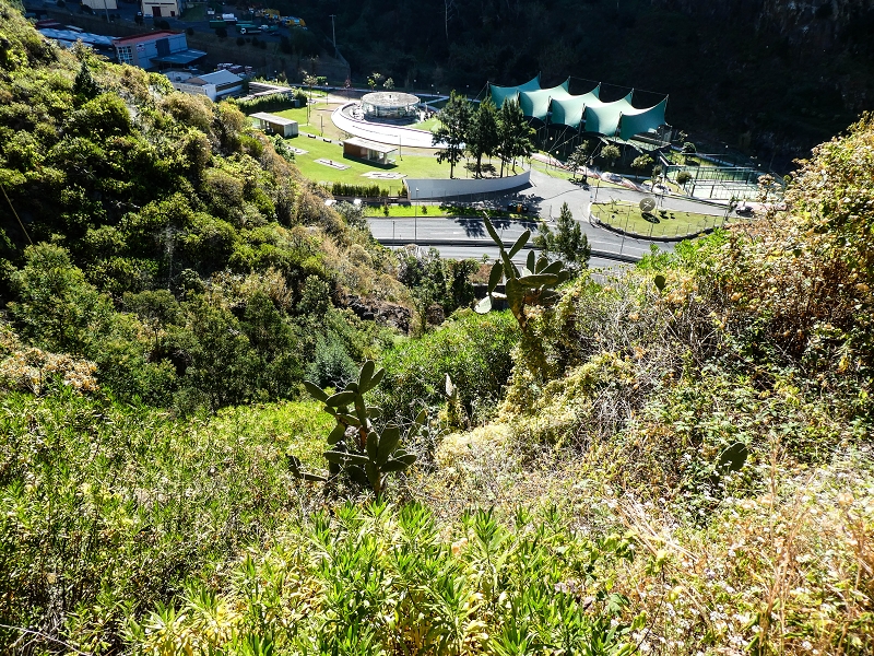 10.05.2019 Von Meia Legua nach Pomar de Rocha, auf die Levada do Lombo do Mouro und Abstieg über Furnas — Aufstieg zum überhängenden Felsblock — Foto 4