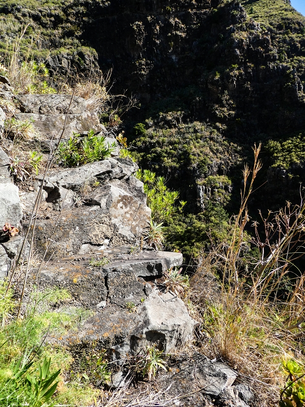 10.05.2019 Von Meia Legua nach Pomar de Rocha, auf die Levada do Lombo do Mouro und Abstieg über Furnas — Aufstieg zum überhängenden Felsblock — Foto 6