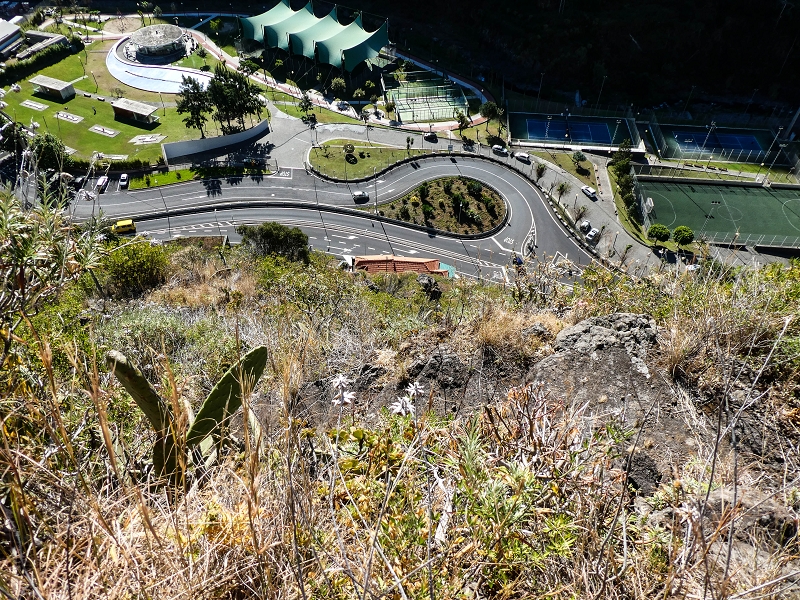 10.05.2019 Von Meia Legua nach Pomar de Rocha, auf die Levada do Lombo do Mouro und Abstieg über Furnas — Aufstieg zum überhängenden Felsblock — Foto 7