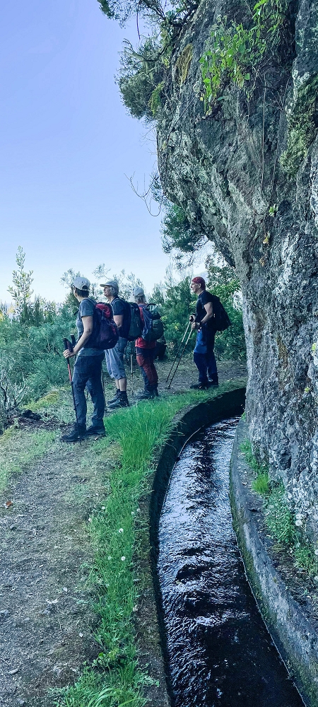 10.06.2022 Anstrengende Einstiegswanderung im Norden — Levada dos Tornos, Levadahaus, Wasserfall und Tunnel — Foto 2