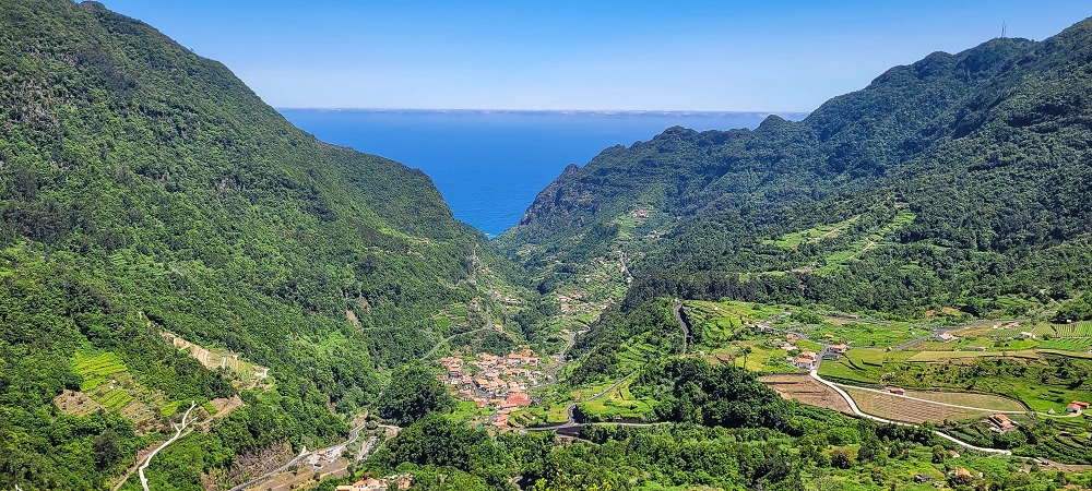 10.06.2022 Anstrengende Einstiegswanderung im Norden — Levada dos Tornos, Levadahaus, Wasserfall und Tunnel — Foto 4