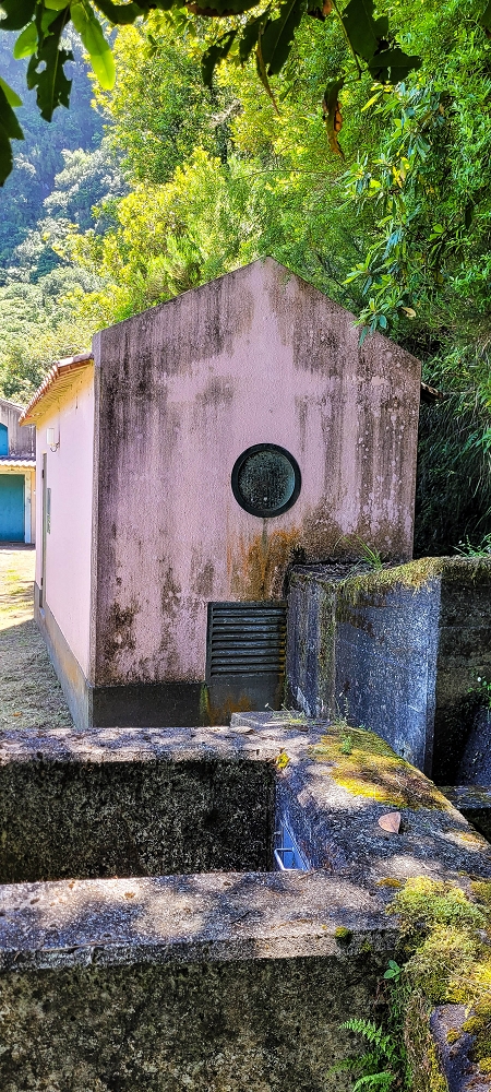 10.06.2022 Anstrengende Einstiegswanderung im Norden — Levada dos Tornos, Levadahaus, Wasserfall und Tunnel — Foto 9