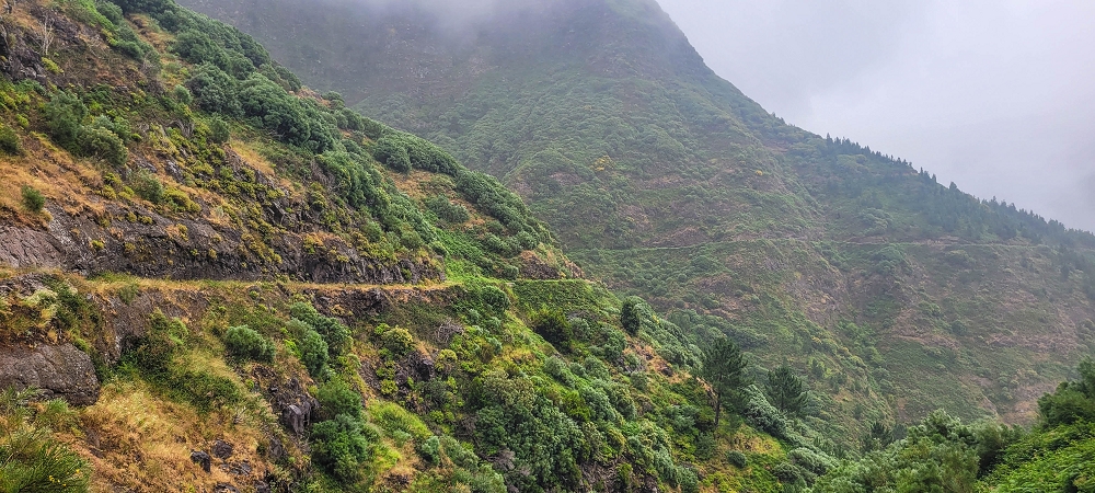 10.06.2024 Über die Levada de Marques Teixeira zum Cascalho und zurück über die Levada do Paul und die Levada Seca — Auf der Levada de Marques Teixeira bis zur Blechdachpassage — Foto 10