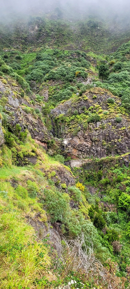 10.06.2024 Über die Levada de Marques Teixeira zum Cascalho und zurück über die Levada do Paul und die Levada Seca — Auf der Levada de Marques Teixeira bis zur Blechdachpassage — Foto 17