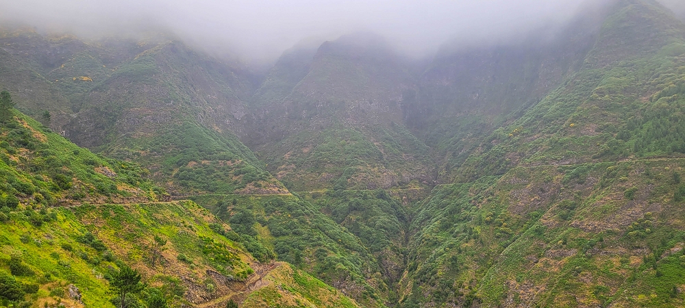 10.06.2024 Über die Levada de Marques Teixeira zum Cascalho und zurück über die Levada do Paul und die Levada Seca — Auf der Levada de Marques Teixeira bis zur Blechdachpassage — Foto 8