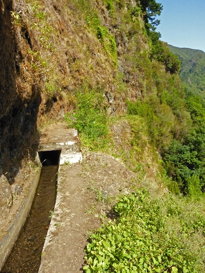 10 August 2012 Levadas dos Tornos and das Faias — On the Tornos to the stream works on the Ribeira do Joao Fernandes — photo 9