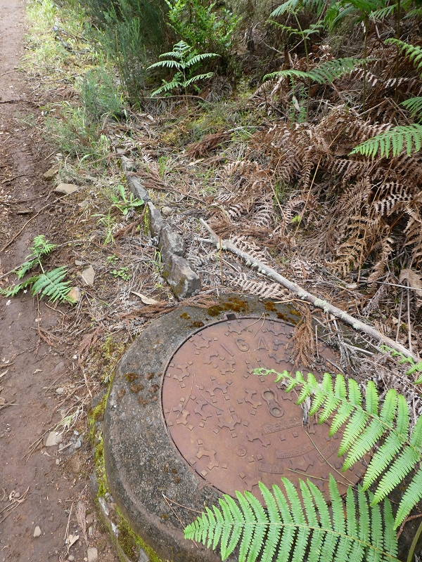 11.05.2019 Endlich einmal zum Wasserhaus in Lombo da Raiz — Reste der Levada da Serra auf dem Weg zum Wasserhaus — Foto 1