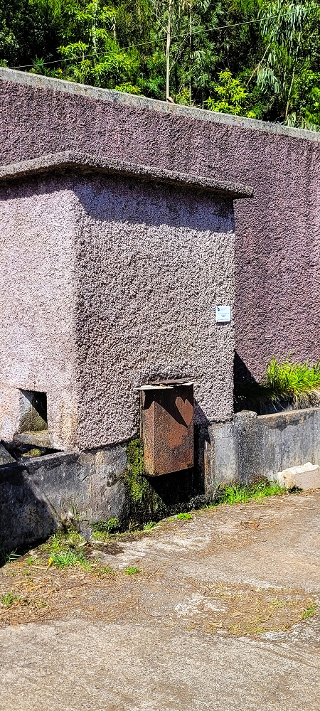 11 de junho de 2022 Volta exigente pelo Rosto Branco — Reservatório intermédio, descarga e descarregador da Levada dos Agrioes — foto 2