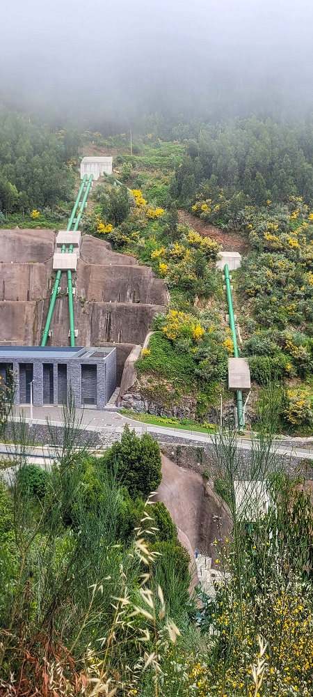12.06.2022 Calheta Hydro Power - früher und heute — Aussicht auf Kraftwerk und Becken — Foto 1