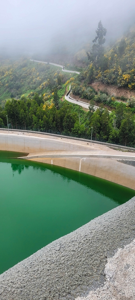 12.06.2022 Calheta Hydro Power - früher und heute — Aussicht auf Kraftwerk und Becken — Foto 2