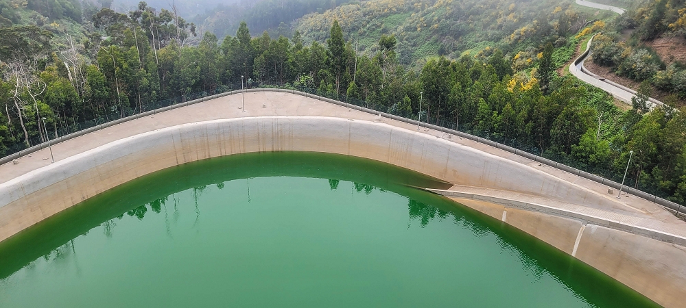 12.06.2022 Calheta Hydro Power - früher und heute — Aussicht auf Kraftwerk und Becken — Foto 3