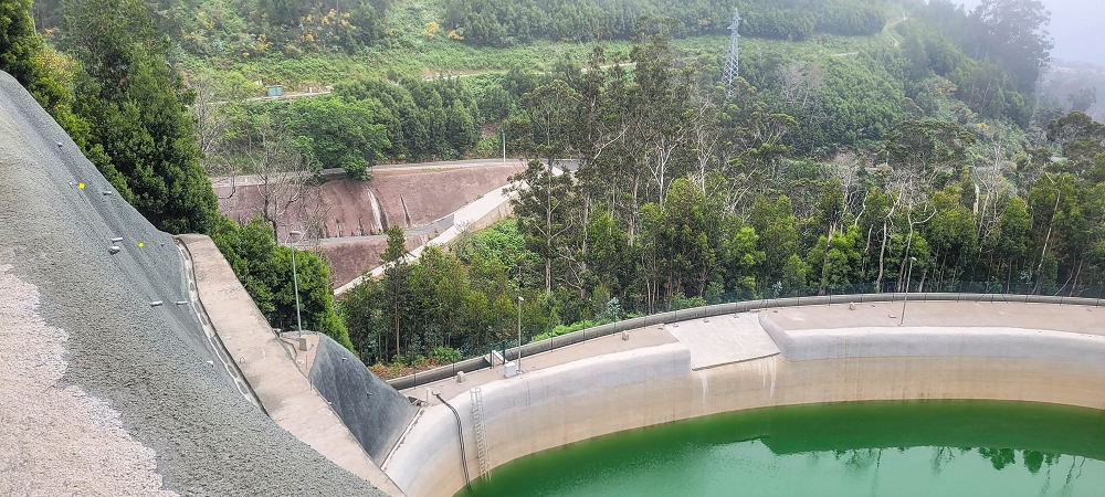 12.06.2022 Calheta Hydro Power - früher und heute — Aussicht auf Kraftwerk und Becken — Foto 4