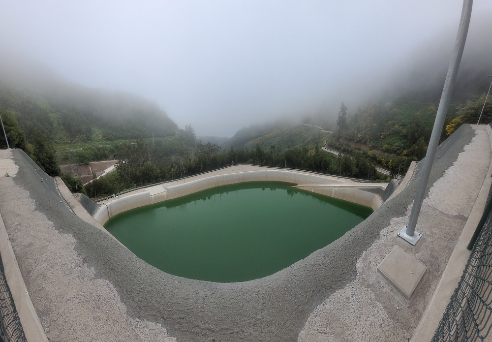 12.06.2022 Calheta Hydro Power - früher und heute — Aussicht auf Kraftwerk und Becken — Foto 5