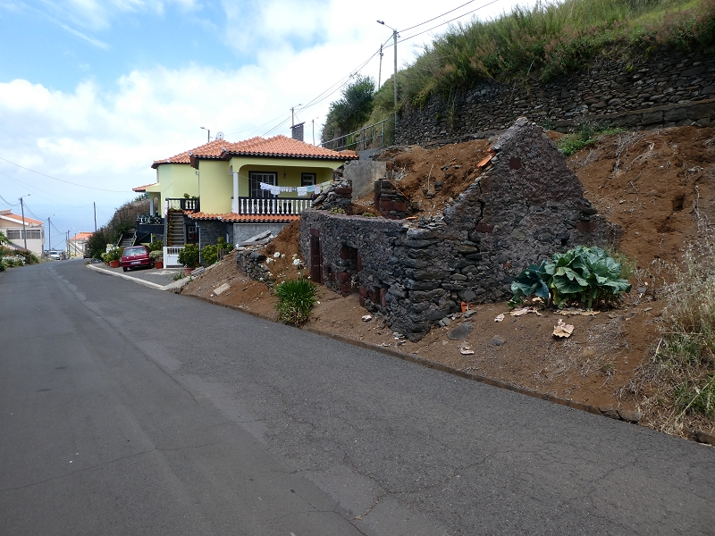 12.07.2018 Von Jardim do Mar nach Prazeres, Querung nach Raposeira und Sao Lourenco, Abstieg nach Paul do Mar — Abstieg auf dem Caminho de Sao Lourenco zur ER 223 und weiter zur Vereda dos Zimbreiros — Foto 2