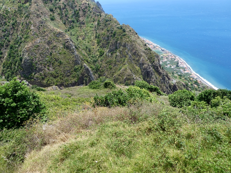 12.07.2018 Von Jardim do Mar nach Prazeres, Querung nach Raposeira und Sao Lourenco, Abstieg nach Paul do Mar — Abstieg auf dem Caminho de Sao Lourenco zur ER 223 und weiter zur Vereda dos Zimbreiros — Foto 11