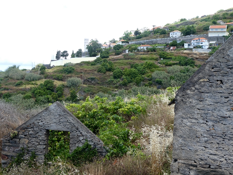 12.07.2018 Von Jardim do Mar nach Prazeres, Querung nach Raposeira und Sao Lourenco, Abstieg nach Paul do Mar — Abstieg auf dem Caminho de Sao Lourenco zur ER 223 und weiter zur Vereda dos Zimbreiros — Foto 13