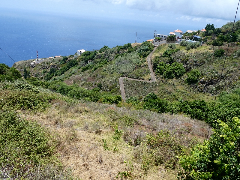 12.07.2018 Von Jardim do Mar nach Prazeres, Querung nach Raposeira und Sao Lourenco, Abstieg nach Paul do Mar — Abstieg auf dem Caminho de Sao Lourenco zur ER 223 und weiter zur Vereda dos Zimbreiros — Foto 17