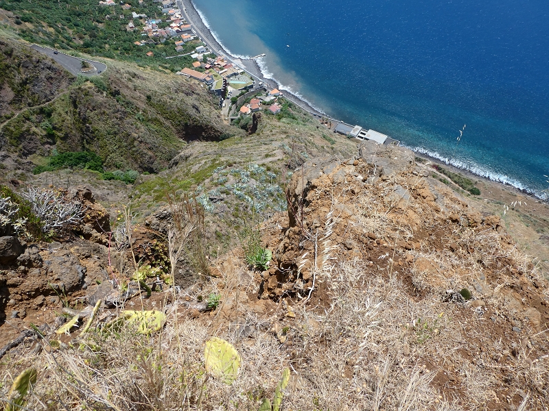 12.07.2018 Von Jardim do Mar nach Prazeres, Querung nach Raposeira und Sao Lourenco, Abstieg nach Paul do Mar — Abstieg auf der Vereda dos Zimbreiros, Blick auf die kleine Levada do Paul do Mar — Foto 2