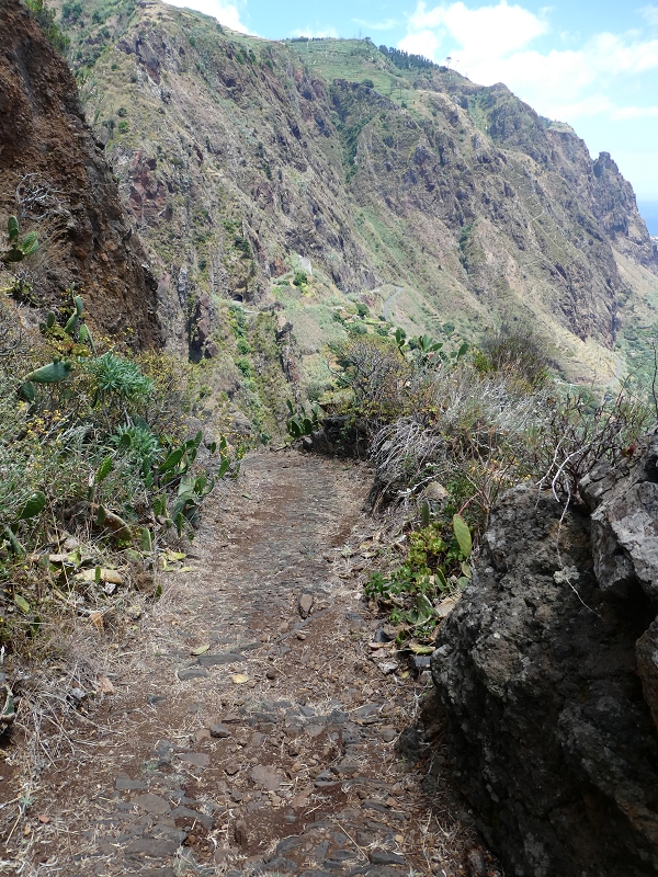 12.07.2018 Von Jardim do Mar nach Prazeres, Querung nach Raposeira und Sao Lourenco, Abstieg nach Paul do Mar — Abstieg auf der Vereda dos Zimbreiros, Blick auf die kleine Levada do Paul do Mar — Foto 3