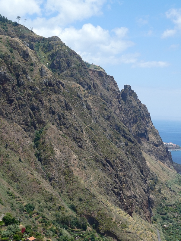 12.07.2018 Von Jardim do Mar nach Prazeres, Querung nach Raposeira und Sao Lourenco, Abstieg nach Paul do Mar — Abstieg auf der Vereda dos Zimbreiros, Blick auf die kleine Levada do Paul do Mar — Foto 4
