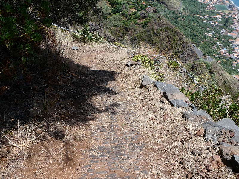 12.07.2018 Von Jardim do Mar nach Prazeres, Querung nach Raposeira und Sao Lourenco, Abstieg nach Paul do Mar — Abstieg auf der Vereda dos Zimbreiros, Blick auf die kleine Levada do Paul do Mar — Foto 5