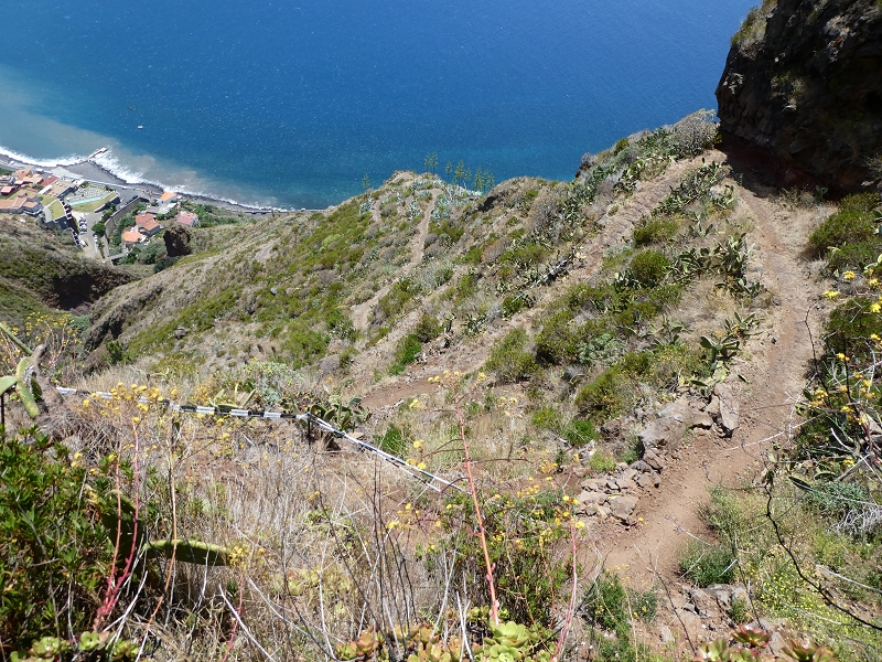12.07.2018 Von Jardim do Mar nach Prazeres, Querung nach Raposeira und Sao Lourenco, Abstieg nach Paul do Mar — Abstieg auf der Vereda dos Zimbreiros, Blick auf die kleine Levada do Paul do Mar — Foto 6