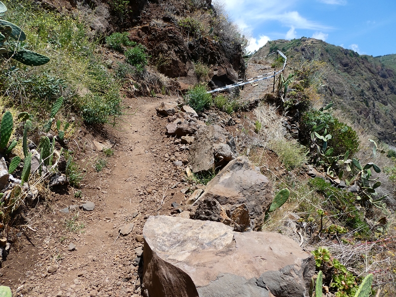 12.07.2018 Von Jardim do Mar nach Prazeres, Querung nach Raposeira und Sao Lourenco, Abstieg nach Paul do Mar — Abstieg auf der Vereda dos Zimbreiros, Blick auf die kleine Levada do Paul do Mar — Foto 8