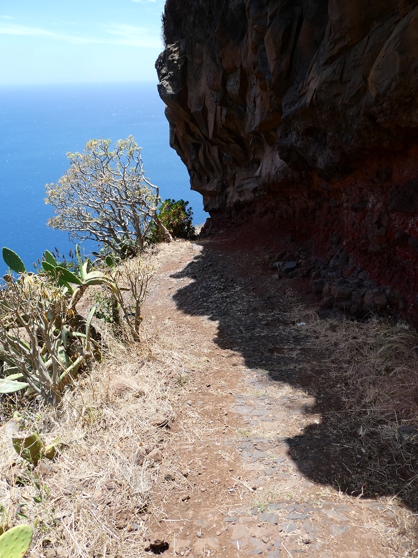 12.07.2018 Von Jardim do Mar nach Prazeres, Querung nach Raposeira und Sao Lourenco, Abstieg nach Paul do Mar — Abstieg auf der Vereda dos Zimbreiros, Blick auf die kleine Levada do Paul do Mar — Foto 9