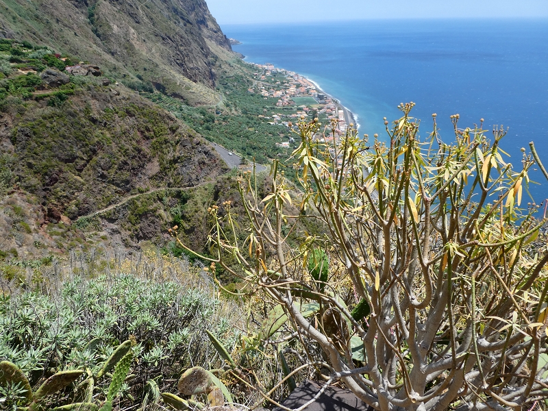 12.07.2018 Von Jardim do Mar nach Prazeres, Querung nach Raposeira und Sao Lourenco, Abstieg nach Paul do Mar — Abstieg auf der Vereda dos Zimbreiros, Blick auf die kleine Levada do Paul do Mar — Foto 15