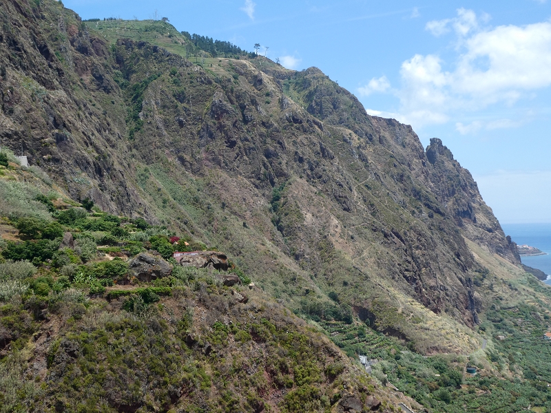 12.07.2018 Von Jardim do Mar nach Prazeres, Querung nach Raposeira und Sao Lourenco, Abstieg nach Paul do Mar — Abstieg auf der Vereda dos Zimbreiros, Blick auf die kleine Levada do Paul do Mar — Foto 17