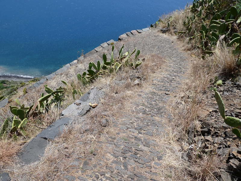 12.07.2018 Von Jardim do Mar nach Prazeres, Querung nach Raposeira und Sao Lourenco, Abstieg nach Paul do Mar — Abstieg auf der Vereda dos Zimbreiros, Blick auf die kleine Levada do Paul do Mar — Foto 21