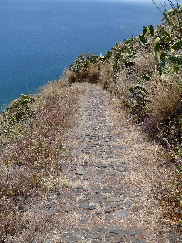 12.07.2018 Von Jardim do Mar nach Prazeres, Querung nach Raposeira und Sao Lourenco, Abstieg nach Paul do Mar — Abstieg auf der Vereda dos Zimbreiros, Blick auf die kleine Levada do Paul do Mar — Foto 22