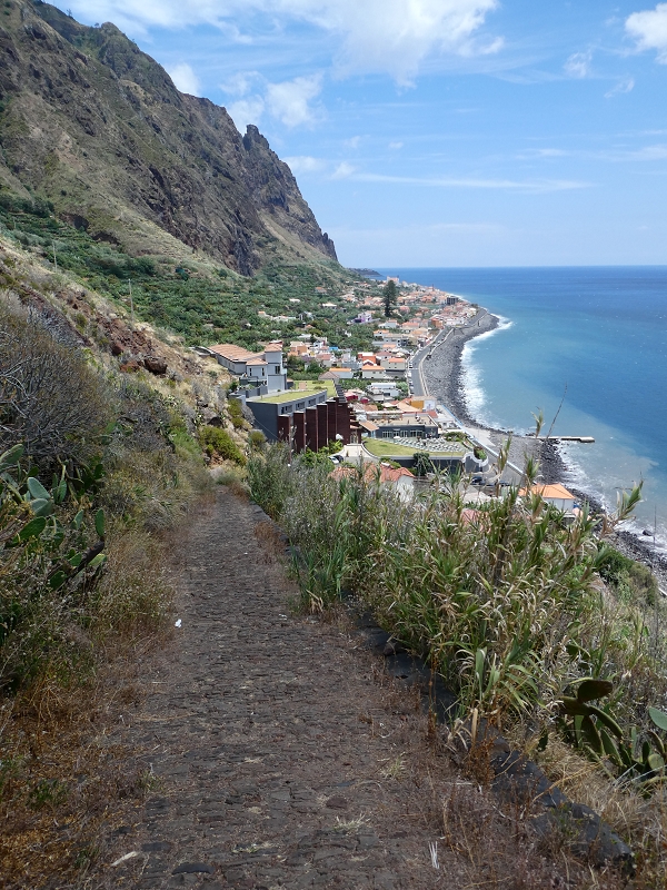 12.07.2018 Von Jardim do Mar nach Prazeres, Querung nach Raposeira und Sao Lourenco, Abstieg nach Paul do Mar — Abstieg auf der Vereda dos Zimbreiros, Blick auf die kleine Levada do Paul do Mar — Foto 23