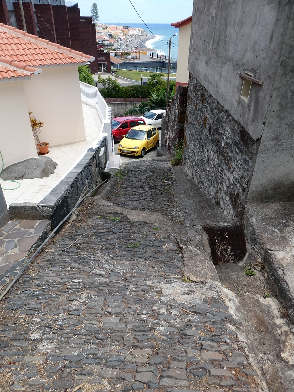 12.07.2018 Von Jardim do Mar nach Prazeres, Querung nach Raposeira und Sao Lourenco, Abstieg nach Paul do Mar — Abstieg auf der Vereda dos Zimbreiros, Blick auf die kleine Levada do Paul do Mar — Foto 24