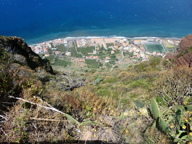 12.07.2018 Von Jardim do Mar nach Prazeres, Querung nach Raposeira und Sao Lourenco, Abstieg nach Paul do Mar — Abstiegsweg von Maloeira und weiter zum Miradouro auf dem Pico das Bodes — Foto 8