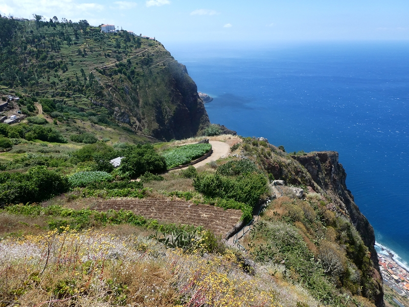 12.07.2018 Von Jardim do Mar nach Prazeres, Querung nach Raposeira und Sao Lourenco, Abstieg nach Paul do Mar — Abstiegsweg von Maloeira und weiter zum Miradouro auf dem Pico das Bodes — Foto 9
