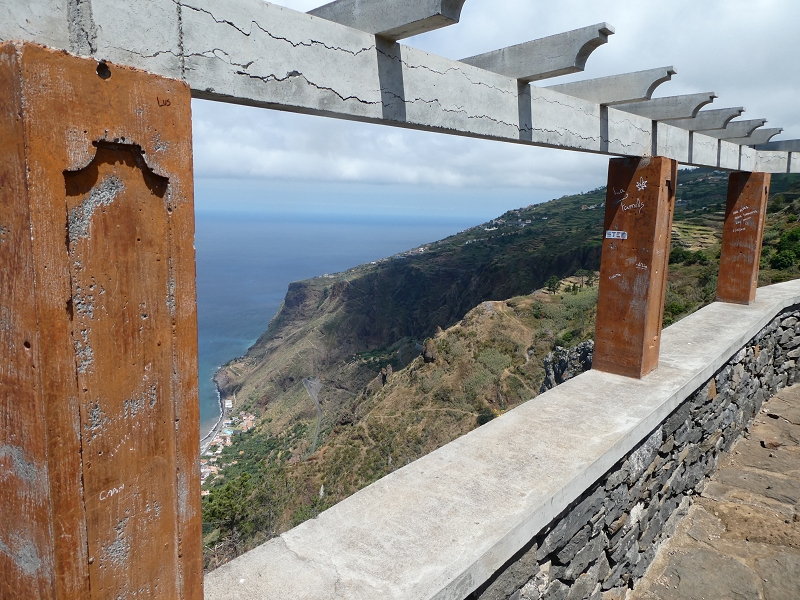 12.07.2018 Von Jardim do Mar nach Prazeres, Querung nach Raposeira und Sao Lourenco, Abstieg nach Paul do Mar — Abstiegsweg von Maloeira und weiter zum Miradouro auf dem Pico das Bodes — Foto 10
