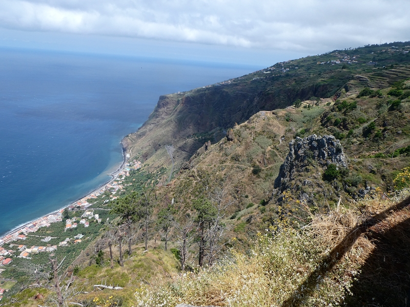 12.07.2018 Von Jardim do Mar nach Prazeres, Querung nach Raposeira und Sao Lourenco, Abstieg nach Paul do Mar — Abstiegsweg von Maloeira und weiter zum Miradouro auf dem Pico das Bodes — Foto 11