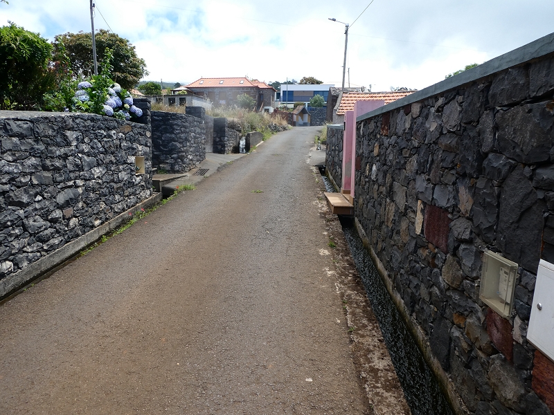 12.07.2018 Von Jardim do Mar nach Prazeres, Querung nach Raposeira und Sao Lourenco, Abstieg nach Paul do Mar — Weiter nach Raposeira do Serrado zur Wegekreuzung — Foto 3